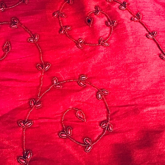 🎄🌟HP🌟Elegant Red Taffeta Beaded Button Back Christmas Tree Skirt 53" Diameter - Picture 3 of 13